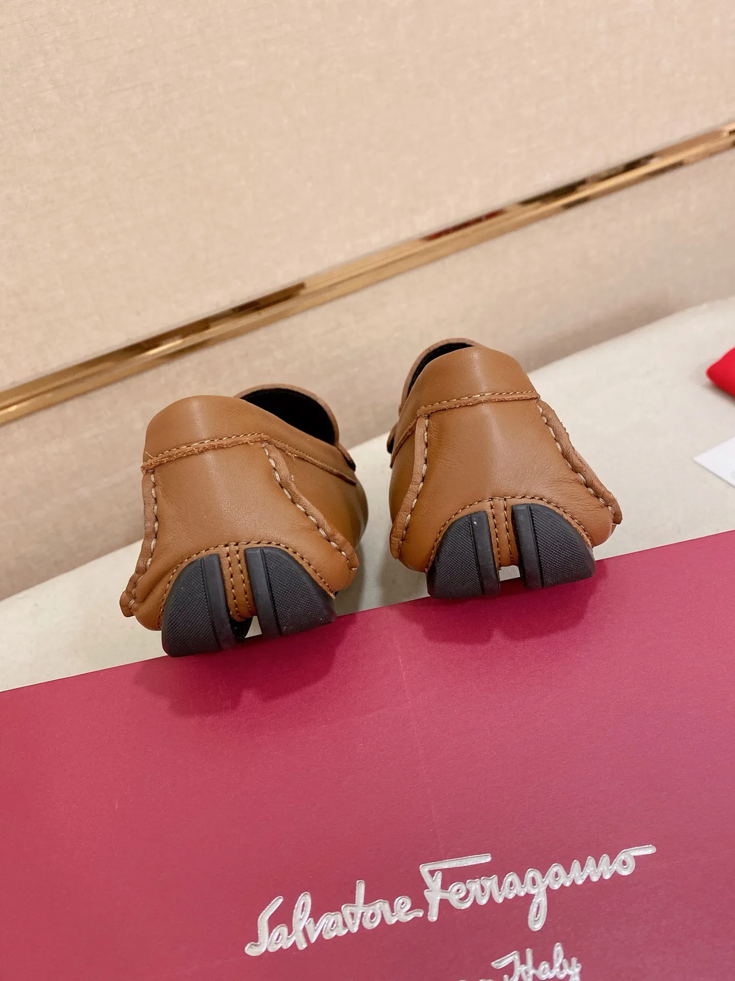 Men's shoes💰: 540💰High-end quality! Ferragamo🆕🆕Exclusive hot-selling products in stock🔥🔥New products on the shelves, high-quality Ferragamo men's pea shoes, high-end casual driving shoes, with complete packaging! 💪 💪 Material: imported first-layer pebbled cowhide 🐂 + imported high-quality water-dyed cowhide lining + wear-resistant outsole 👍🏻👍🏻 Features: high-end and comfortable, purely handmade 🚀 🚀 Create the perfect shoe that suits you best 🔥 🔥 Size: (38-44) 45 standard size can be customized!
